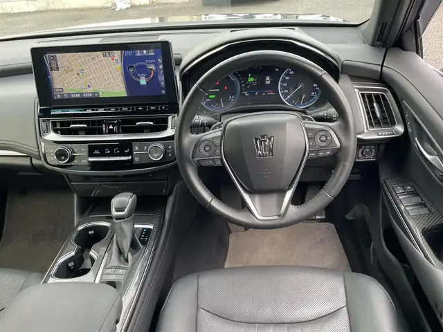 トヨタ クラウン ハイブリッド RS アドバンス 大分県 2021(令3)年 3万km ブラック ワンオーナー/サンルーフ/ブラックレザーシート/メーカーナビ 【フルセグ/DVD/BTオーディオ】/全方位カメラ/純正18インチアルミホイール/プリクラッシュセーフティ/レーンアシスト/ブラインドスポットモニター/リヤクロストラフィックアラート/ヘッドアップディスプレイ/ロードサインアシスト/パーキングサポート/デジタルインナーミラー/前後クリアランスソナー/電動パーキングブレーキ/ビルトインETC2.0/前席パワーシート/前席シートヒーター/前席エアーシート/トランクイージークローザー/後席充電用USBソケット×2/LEDヘッドライト/LEDフォグランプ/オートマチックハイビーム/オートライト/レザーステアリング/ハンドルヒーター/電動チルトステアリング/ステアリングリモコン/パドルシフト/オートワイパー/ミラーヒーター/横滑り防止装置/エンジンプッシュスタート/ドアバイザー/フロアマット/オートリトラミラー/サイド＆カーテン＆Wエアバッグ/ABS/スマートキー×2/カードキー/保証書/車両取説/ナビ取説