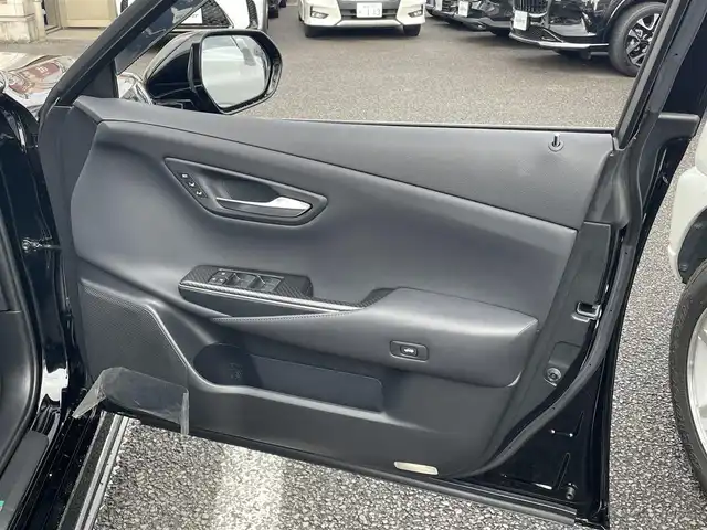 トヨタ クラウン ハイブリッド RS アドバンス 大分県 2021(令3)年 3万km ブラック ワンオーナー/サンルーフ/ブラックレザーシート/メーカーナビ 【フルセグ/DVD/BTオーディオ】/全方位カメラ/純正18インチアルミホイール/プリクラッシュセーフティ/レーンアシスト/ブラインドスポットモニター/リヤクロストラフィックアラート/ヘッドアップディスプレイ/ロードサインアシスト/パーキングサポート/デジタルインナーミラー/前後クリアランスソナー/電動パーキングブレーキ/ビルトインETC2.0/前席パワーシート/前席シートヒーター/前席エアーシート/トランクイージークローザー/後席充電用USBソケット×2/LEDヘッドライト/LEDフォグランプ/オートマチックハイビーム/オートライト/レザーステアリング/ハンドルヒーター/電動チルトステアリング/ステアリングリモコン/パドルシフト/オートワイパー/ミラーヒーター/横滑り防止装置/エンジンプッシュスタート/ドアバイザー/フロアマット/オートリトラミラー/サイド＆カーテン＆Wエアバッグ/ABS/スマートキー×2/カードキー/保証書/車両取説/ナビ取説