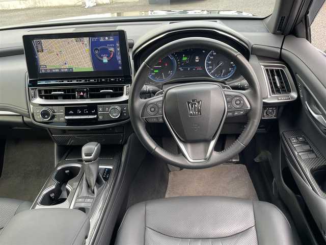 トヨタ クラウン ハイブリッド RS アドバンス 大分県 2021(令3)年 3万km ブラック ワンオーナー/サンルーフ/ブラックレザーシート/メーカーナビ 【フルセグ/DVD/BTオーディオ】/全方位カメラ/純正18インチアルミホイール/プリクラッシュセーフティ/レーンアシスト/ブラインドスポットモニター/リヤクロストラフィックアラート/ヘッドアップディスプレイ/ロードサインアシスト/パーキングサポート/デジタルインナーミラー/前後クリアランスソナー/電動パーキングブレーキ/ビルトインETC2.0/前席パワーシート/前席シートヒーター/前席エアーシート/トランクイージークローザー/後席充電用USBソケット×2/LEDヘッドライト/LEDフォグランプ/オートマチックハイビーム/オートライト/レザーステアリング/ハンドルヒーター/電動チルトステアリング/ステアリングリモコン/パドルシフト/オートワイパー/ミラーヒーター/横滑り防止装置/エンジンプッシュスタート/ドアバイザー/フロアマット/オートリトラミラー/サイド＆カーテン＆Wエアバッグ/ABS/スマートキー×2/カードキー/保証書/車両取説/ナビ取説