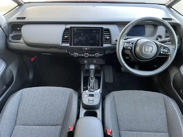 ホンダ フィット e:HEVホーム ブラックスタイル 群馬県 2024(令6)年 0.9万km プレミアムクリスタルレッドM ワンオーナー/純正ディスプレイオーディオ/バックカメラ/ホンダセンシング/ＬＥＤヘッドライト/純正ドライブレコーダー前後カメラ/ステアリングリモコン/スマートキー/保証書/取説/スペアキーｘ１