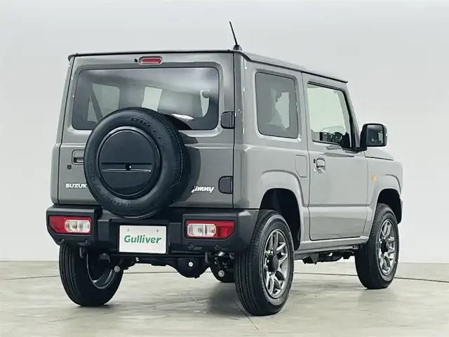 スズキ ジムニー XC 福島県 2025(令7)年 0.1千km ミディアムグレー スズキセーフティサポート/・デュアルカメラブレーキサポート/・誤発進抑制機能（前方・後方）/・後退時ブレーキサポート/・車線逸脱警報機能/・車線逸脱抑制機能/・ふらつき警報機能/・標識認識機能/・フロントガラス投影式ヘッドアップディスプレイ/・先行車発進お知らせ機能/・ハイビームアシスト/・アダプティブクルーズコントロール（全車速追従機能付き）/４WD/前席シートヒーター/LEDヘッドライト/・フォグランプ/・オートライト/ステアリングスイッチ/電動格納ミラー/・ウィンカーミラー/スマートキー/・プッシュスタート
