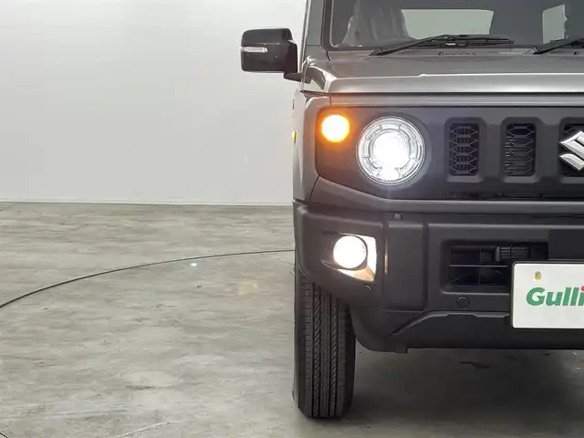 スズキ ジムニー XC 福島県 2025(令7)年 0.1千km ミディアムグレー スズキセーフティサポート/・デュアルカメラブレーキサポート/・誤発進抑制機能（前方・後方）/・後退時ブレーキサポート/・車線逸脱警報機能/・車線逸脱抑制機能/・ふらつき警報機能/・標識認識機能/・フロントガラス投影式ヘッドアップディスプレイ/・先行車発進お知らせ機能/・ハイビームアシスト/・アダプティブクルーズコントロール（全車速追従機能付き）/４WD/前席シートヒーター/LEDヘッドライト/・フォグランプ/・オートライト/ステアリングスイッチ/電動格納ミラー/・ウィンカーミラー/スマートキー/・プッシュスタート