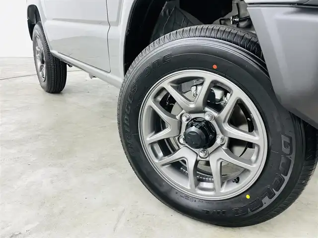 スズキ ジムニー XC 福島県 2025(令7)年 0.1千km ミディアムグレー スズキセーフティサポート/・デュアルカメラブレーキサポート/・誤発進抑制機能（前方・後方）/・後退時ブレーキサポート/・車線逸脱警報機能/・車線逸脱抑制機能/・ふらつき警報機能/・標識認識機能/・フロントガラス投影式ヘッドアップディスプレイ/・先行車発進お知らせ機能/・ハイビームアシスト/・アダプティブクルーズコントロール（全車速追従機能付き）/４WD/前席シートヒーター/LEDヘッドライト/・フォグランプ/・オートライト/ステアリングスイッチ/電動格納ミラー/・ウィンカーミラー/スマートキー/・プッシュスタート