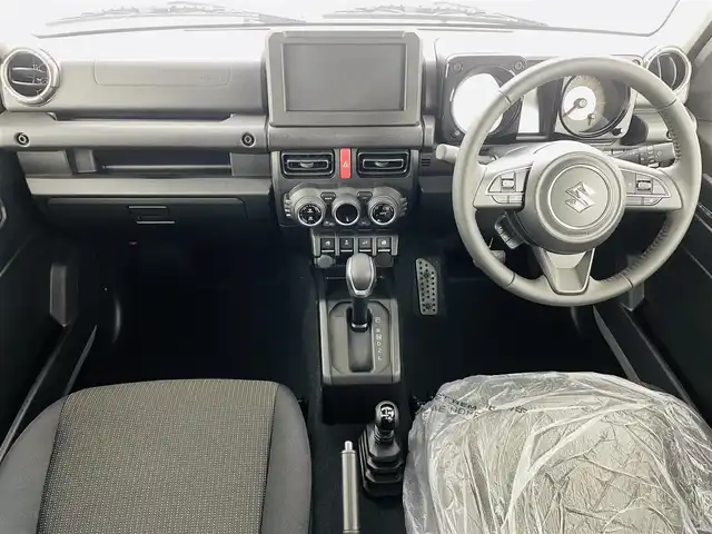 スズキ ジムニー XC 福島県 2025(令7)年 0.1千km ミディアムグレー スズキセーフティサポート/・デュアルカメラブレーキサポート/・誤発進抑制機能（前方・後方）/・後退時ブレーキサポート/・車線逸脱警報機能/・車線逸脱抑制機能/・ふらつき警報機能/・標識認識機能/・フロントガラス投影式ヘッドアップディスプレイ/・先行車発進お知らせ機能/・ハイビームアシスト/・アダプティブクルーズコントロール（全車速追従機能付き）/４WD/前席シートヒーター/LEDヘッドライト/・フォグランプ/・オートライト/ステアリングスイッチ/電動格納ミラー/・ウィンカーミラー/スマートキー/・プッシュスタート