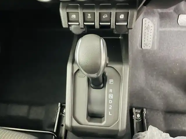 スズキ ジムニー XC 福島県 2025(令7)年 0.1千km ミディアムグレー スズキセーフティサポート/・デュアルカメラブレーキサポート/・誤発進抑制機能（前方・後方）/・後退時ブレーキサポート/・車線逸脱警報機能/・車線逸脱抑制機能/・ふらつき警報機能/・標識認識機能/・フロントガラス投影式ヘッドアップディスプレイ/・先行車発進お知らせ機能/・ハイビームアシスト/・アダプティブクルーズコントロール（全車速追従機能付き）/４WD/前席シートヒーター/LEDヘッドライト/・フォグランプ/・オートライト/ステアリングスイッチ/電動格納ミラー/・ウィンカーミラー/スマートキー/・プッシュスタート