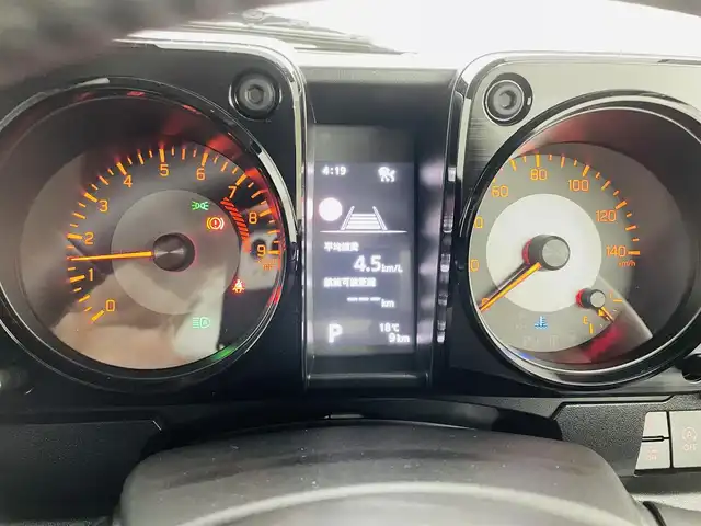 スズキ ジムニー XC 福島県 2025(令7)年 0.1千km ミディアムグレー スズキセーフティサポート/・デュアルカメラブレーキサポート/・誤発進抑制機能（前方・後方）/・後退時ブレーキサポート/・車線逸脱警報機能/・車線逸脱抑制機能/・ふらつき警報機能/・標識認識機能/・フロントガラス投影式ヘッドアップディスプレイ/・先行車発進お知らせ機能/・ハイビームアシスト/・アダプティブクルーズコントロール（全車速追従機能付き）/４WD/前席シートヒーター/LEDヘッドライト/・フォグランプ/・オートライト/ステアリングスイッチ/電動格納ミラー/・ウィンカーミラー/スマートキー/・プッシュスタート