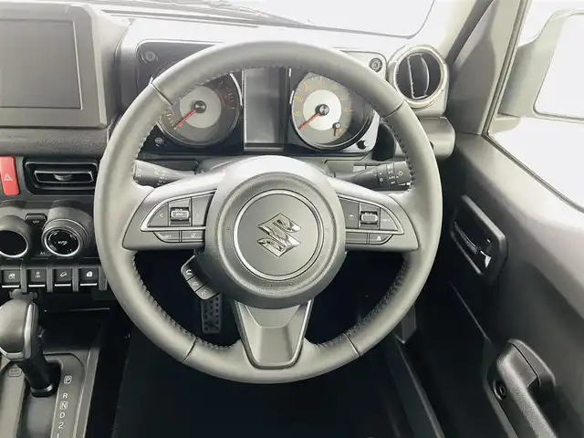スズキ ジムニー XC 福島県 2025(令7)年 0.1千km ミディアムグレー スズキセーフティサポート/・デュアルカメラブレーキサポート/・誤発進抑制機能（前方・後方）/・後退時ブレーキサポート/・車線逸脱警報機能/・車線逸脱抑制機能/・ふらつき警報機能/・標識認識機能/・フロントガラス投影式ヘッドアップディスプレイ/・先行車発進お知らせ機能/・ハイビームアシスト/・アダプティブクルーズコントロール（全車速追従機能付き）/４WD/前席シートヒーター/LEDヘッドライト/・フォグランプ/・オートライト/ステアリングスイッチ/電動格納ミラー/・ウィンカーミラー/スマートキー/・プッシュスタート