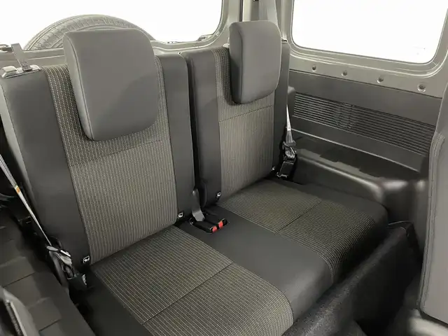 スズキ ジムニー XC 福島県 2025(令7)年 0.1千km ミディアムグレー スズキセーフティサポート/・デュアルカメラブレーキサポート/・誤発進抑制機能（前方・後方）/・後退時ブレーキサポート/・車線逸脱警報機能/・車線逸脱抑制機能/・ふらつき警報機能/・標識認識機能/・フロントガラス投影式ヘッドアップディスプレイ/・先行車発進お知らせ機能/・ハイビームアシスト/・アダプティブクルーズコントロール（全車速追従機能付き）/４WD/前席シートヒーター/LEDヘッドライト/・フォグランプ/・オートライト/ステアリングスイッチ/電動格納ミラー/・ウィンカーミラー/スマートキー/・プッシュスタート