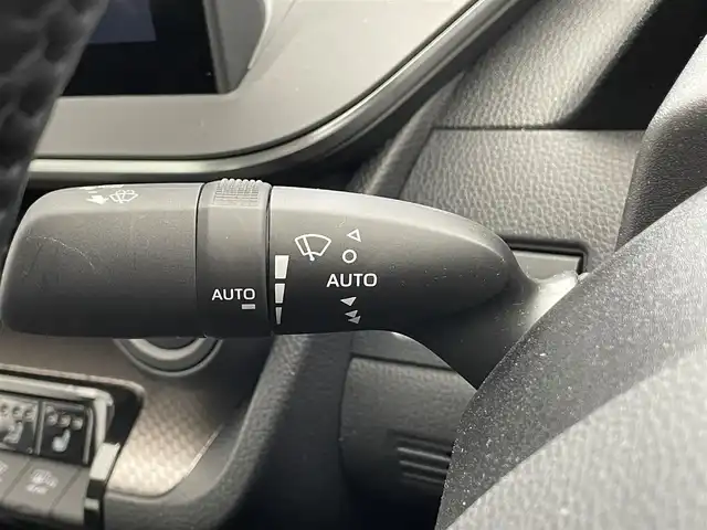 トヨタ プリウス Z 滋賀県 2024(令6)年 1万km プラチナホワイトパールマイカ 禁煙車/純正12.3型ディスプレイオーディオ/全周囲カメラ/AM/FM/Bluetooth/Miracast/フルセグTV/シートヒーター/エアーシート/ステアリングヒーター/パワーシート/LEDヘッドライト/オートライト/デジタルインナーミラー/ブラインドスポットモニター（BSM）/安全降車アシスト（SEA）＋ドアオープン制御（e-latch）/パーキングサポートブレーキ（前後方・静止物・車両）/アドバンスト パーク（高度自動駐車）/プリクラッシュセーフティ（PCS）/レーントレーシングアシスト（LTA）/レーンディパーチャーアラート（LDA）/レーダークルーズコントロール（全車速追従機能付）/オートマチックハイビーム（AHB）/ロードサインアシスト（RSA）/プロアクティブドライビングアシスト（PDA）/AC100V/純正アルミホイール