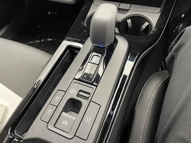 トヨタ プリウス Z 滋賀県 2024(令6)年 1万km プラチナホワイトパールマイカ 禁煙車/純正12.3型ディスプレイオーディオ/全周囲カメラ/AM/FM/Bluetooth/Miracast/フルセグTV/シートヒーター/エアーシート/ステアリングヒーター/パワーシート/LEDヘッドライト/オートライト/デジタルインナーミラー/ブラインドスポットモニター（BSM）/安全降車アシスト（SEA）＋ドアオープン制御（e-latch）/パーキングサポートブレーキ（前後方・静止物・車両）/アドバンスト パーク（高度自動駐車）/プリクラッシュセーフティ（PCS）/レーントレーシングアシスト（LTA）/レーンディパーチャーアラート（LDA）/レーダークルーズコントロール（全車速追従機能付）/オートマチックハイビーム（AHB）/ロードサインアシスト（RSA）/プロアクティブドライビングアシスト（PDA）/AC100V/純正アルミホイール