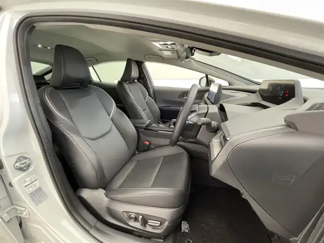 トヨタ プリウス Z 滋賀県 2024(令6)年 1万km プラチナホワイトパールマイカ 禁煙車/純正12.3型ディスプレイオーディオ/全周囲カメラ/AM/FM/Bluetooth/Miracast/フルセグTV/シートヒーター/エアーシート/ステアリングヒーター/パワーシート/LEDヘッドライト/オートライト/デジタルインナーミラー/ブラインドスポットモニター（BSM）/安全降車アシスト（SEA）＋ドアオープン制御（e-latch）/パーキングサポートブレーキ（前後方・静止物・車両）/アドバンスト パーク（高度自動駐車）/プリクラッシュセーフティ（PCS）/レーントレーシングアシスト（LTA）/レーンディパーチャーアラート（LDA）/レーダークルーズコントロール（全車速追従機能付）/オートマチックハイビーム（AHB）/ロードサインアシスト（RSA）/プロアクティブドライビングアシスト（PDA）/AC100V/純正アルミホイール