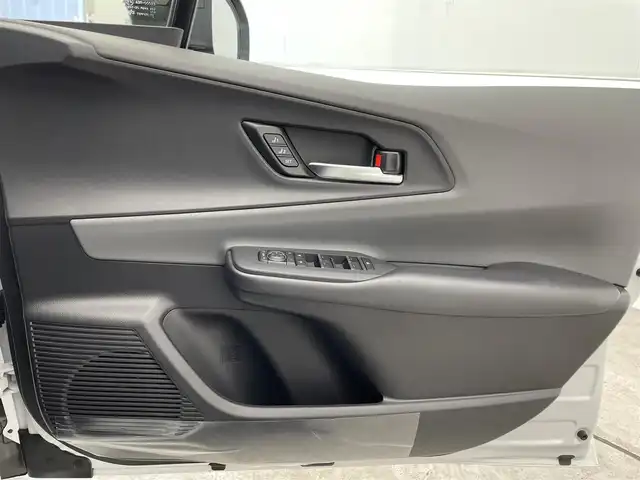 トヨタ プリウス Z 滋賀県 2024(令6)年 1万km プラチナホワイトパールマイカ 禁煙車/純正12.3型ディスプレイオーディオ/全周囲カメラ/AM/FM/Bluetooth/Miracast/フルセグTV/シートヒーター/エアーシート/ステアリングヒーター/パワーシート/LEDヘッドライト/オートライト/デジタルインナーミラー/ブラインドスポットモニター（BSM）/安全降車アシスト（SEA）＋ドアオープン制御（e-latch）/パーキングサポートブレーキ（前後方・静止物・車両）/アドバンスト パーク（高度自動駐車）/プリクラッシュセーフティ（PCS）/レーントレーシングアシスト（LTA）/レーンディパーチャーアラート（LDA）/レーダークルーズコントロール（全車速追従機能付）/オートマチックハイビーム（AHB）/ロードサインアシスト（RSA）/プロアクティブドライビングアシスト（PDA）/AC100V/純正アルミホイール