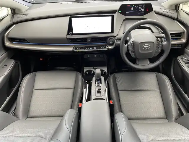 トヨタ プリウス Z 滋賀県 2024(令6)年 1万km プラチナホワイトパールマイカ 禁煙車/純正12.3型ディスプレイオーディオ/全周囲カメラ/AM/FM/Bluetooth/Miracast/フルセグTV/シートヒーター/エアーシート/ステアリングヒーター/パワーシート/LEDヘッドライト/オートライト/デジタルインナーミラー/ブラインドスポットモニター（BSM）/安全降車アシスト（SEA）＋ドアオープン制御（e-latch）/パーキングサポートブレーキ（前後方・静止物・車両）/アドバンスト パーク（高度自動駐車）/プリクラッシュセーフティ（PCS）/レーントレーシングアシスト（LTA）/レーンディパーチャーアラート（LDA）/レーダークルーズコントロール（全車速追従機能付）/オートマチックハイビーム（AHB）/ロードサインアシスト（RSA）/プロアクティブドライビングアシスト（PDA）/AC100V/純正アルミホイール