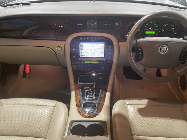 ジャガー ＸＪ 3．0 Executive 東京都 2009(平21)年 5.6万km ポーセリンホワイト DVDナビ/バックカメラ/クルーズコントロール/ETC/電動パーキングブレーキ/革シート/シートヒーター/バーウォールナット木目調インパネ/純正アルミホイール/パワーシート（D/N）/ハロゲンヘッドライト/横滑り防止装置/カーテンエアバック/盗難防止装置/