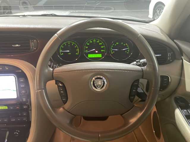 ジャガー ＸＪ 3．0 Executive 東京都 2009(平21)年 5.6万km ポーセリンホワイト DVDナビ/バックカメラ/クルーズコントロール/ETC/電動パーキングブレーキ/革シート/シートヒーター/バーウォールナット木目調インパネ/純正アルミホイール/パワーシート（D/N）/ハロゲンヘッドライト/横滑り防止装置/カーテンエアバック/盗難防止装置/