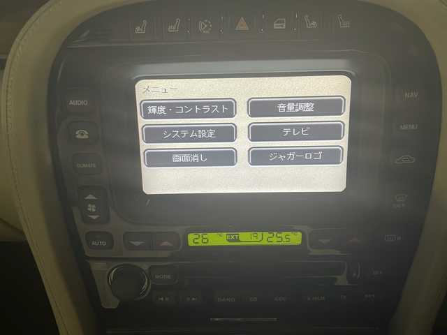 ジャガー ＸＪ 3．0 Executive 東京都 2009(平21)年 5.6万km ポーセリンホワイト DVDナビ/バックカメラ/クルーズコントロール/ETC/電動パーキングブレーキ/革シート/シートヒーター/バーウォールナット木目調インパネ/純正アルミホイール/パワーシート（D/N）/ハロゲンヘッドライト/横滑り防止装置/カーテンエアバック/盗難防止装置/