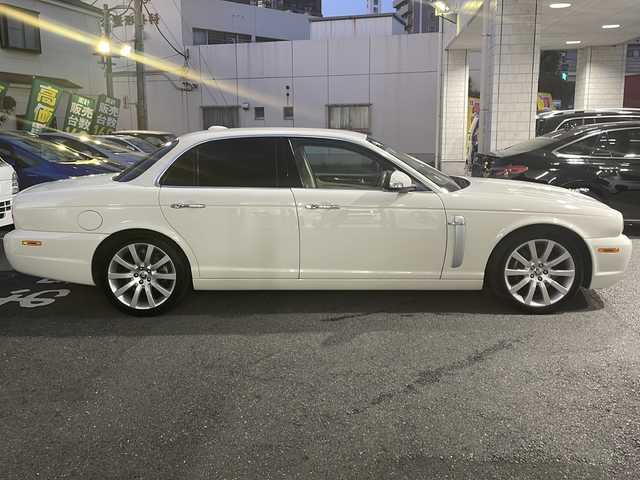 ジャガー ＸＪ 3．0 Executive 東京都 2009(平21)年 5.6万km ポーセリンホワイト DVDナビ/バックカメラ/クルーズコントロール/ETC/電動パーキングブレーキ/革シート/シートヒーター/バーウォールナット木目調インパネ/純正アルミホイール/パワーシート（D/N）/ハロゲンヘッドライト/横滑り防止装置/カーテンエアバック/盗難防止装置/
