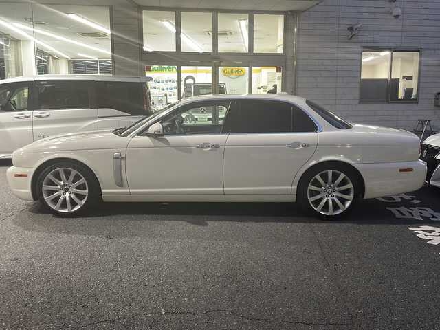 ジャガー ＸＪ 3．0 Executive 東京都 2009(平21)年 5.6万km ポーセリンホワイト DVDナビ/バックカメラ/クルーズコントロール/ETC/電動パーキングブレーキ/革シート/シートヒーター/バーウォールナット木目調インパネ/純正アルミホイール/パワーシート（D/N）/ハロゲンヘッドライト/横滑り防止装置/カーテンエアバック/盗難防止装置/