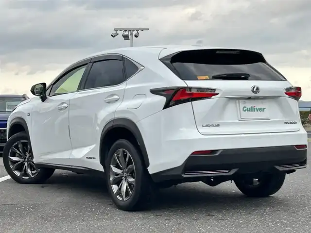 レクサス ＮＸ 300h Fスポーツ 島根県 2017(平29)年 4.8万km ホワイトノーヴァガラスフレーク 登録時走行距離47331km/保証書/取扱説明書/純正メーカーカーナビ/フルセグTV/Bluetooth/横滑り防止装置/クルーズコントロール/レーンキープアシスト/衝突被害軽減ブレーキ/バックカメラ/3眼LEDヘッドライト/オートマチックハイビーム/ステアリングヒーター/ドライブレコーダー/シートヒーター/エアシート/ウィンカーミラー/プッシュスタート/スマートキー/スペアキー/カードキー/ETC2.0/18インチ純正アルミ