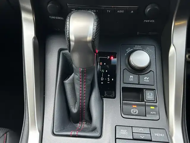 レクサス ＮＸ 300h Fスポーツ 島根県 2017(平29)年 4.8万km ホワイトノーヴァガラスフレーク 登録時走行距離47331km/保証書/取扱説明書/純正メーカーカーナビ/フルセグTV/Bluetooth/横滑り防止装置/クルーズコントロール/レーンキープアシスト/衝突被害軽減ブレーキ/バックカメラ/3眼LEDヘッドライト/オートマチックハイビーム/ステアリングヒーター/ドライブレコーダー/シートヒーター/エアシート/ウィンカーミラー/プッシュスタート/スマートキー/スペアキー/カードキー/ETC2.0/18インチ純正アルミ