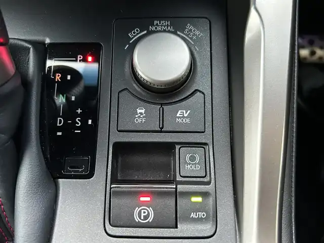 レクサス ＮＸ 300h Fスポーツ 島根県 2017(平29)年 4.8万km ホワイトノーヴァガラスフレーク 登録時走行距離47331km/保証書/取扱説明書/純正メーカーカーナビ/フルセグTV/Bluetooth/横滑り防止装置/クルーズコントロール/レーンキープアシスト/衝突被害軽減ブレーキ/バックカメラ/3眼LEDヘッドライト/オートマチックハイビーム/ステアリングヒーター/ドライブレコーダー/シートヒーター/エアシート/ウィンカーミラー/プッシュスタート/スマートキー/スペアキー/カードキー/ETC2.0/18インチ純正アルミ