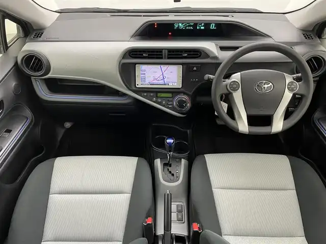 トヨタ アクア S 熊本県 2013(平25)年 8.2万km シルバーM 禁煙車　/純正ナビNSCP-W62（ＢＴ・ワンセグ・ＳＤ・AM・FM）/バックカメラ　/社外前後ドライブレコーダー　/ＥＴＣ　/横滑り防止　/純正フロアマット　/電動格納ミラー　/パワーステアリング　/パワーウインドウ　/オートライト/スマートキー/プッシュスタート