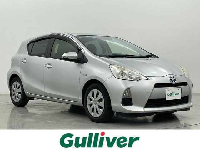 トヨタ アクア S 熊本県 2013(平25)年 8.2万km シルバーM 禁煙車　/純正ナビNSCP-W62（ＢＴ・ワンセグ・ＳＤ・AM・FM）/バックカメラ　/社外前後ドライブレコーダー　/ＥＴＣ　/横滑り防止　/純正フロアマット　/電動格納ミラー　/パワーステアリング　/パワーウインドウ　/オートライト/スマートキー/プッシュスタート