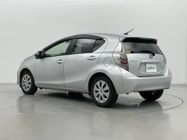 トヨタ アクア S 熊本県 2013(平25)年 8.2万km シルバーM 禁煙車　/純正ナビNSCP-W62（ＢＴ・ワンセグ・ＳＤ・AM・FM）/バックカメラ　/社外前後ドライブレコーダー　/ＥＴＣ　/横滑り防止　/純正フロアマット　/電動格納ミラー　/パワーステアリング　/パワーウインドウ　/オートライト/スマートキー/プッシュスタート