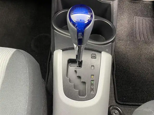 トヨタ アクア S 熊本県 2013(平25)年 8.2万km シルバーM 禁煙車　/純正ナビNSCP-W62（ＢＴ・ワンセグ・ＳＤ・AM・FM）/バックカメラ　/社外前後ドライブレコーダー　/ＥＴＣ　/横滑り防止　/純正フロアマット　/電動格納ミラー　/パワーステアリング　/パワーウインドウ　/オートライト/スマートキー/プッシュスタート