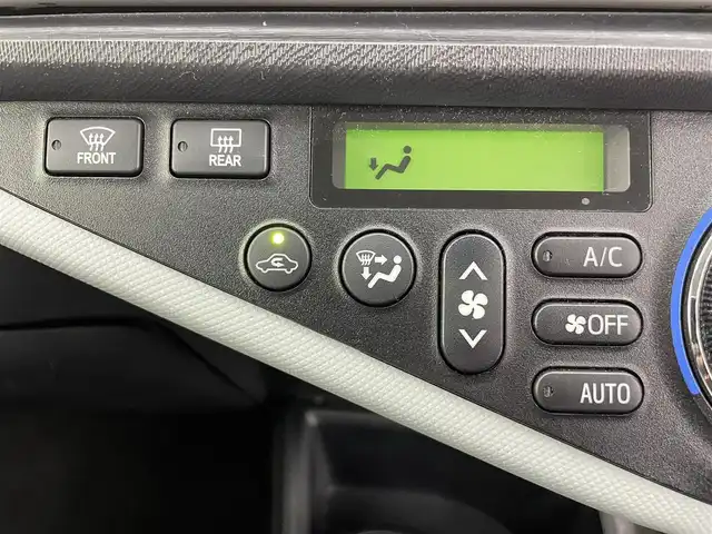 トヨタ アクア S 熊本県 2013(平25)年 8.2万km シルバーM 禁煙車　/純正ナビNSCP-W62（ＢＴ・ワンセグ・ＳＤ・AM・FM）/バックカメラ　/社外前後ドライブレコーダー　/ＥＴＣ　/横滑り防止　/純正フロアマット　/電動格納ミラー　/パワーステアリング　/パワーウインドウ　/オートライト/スマートキー/プッシュスタート