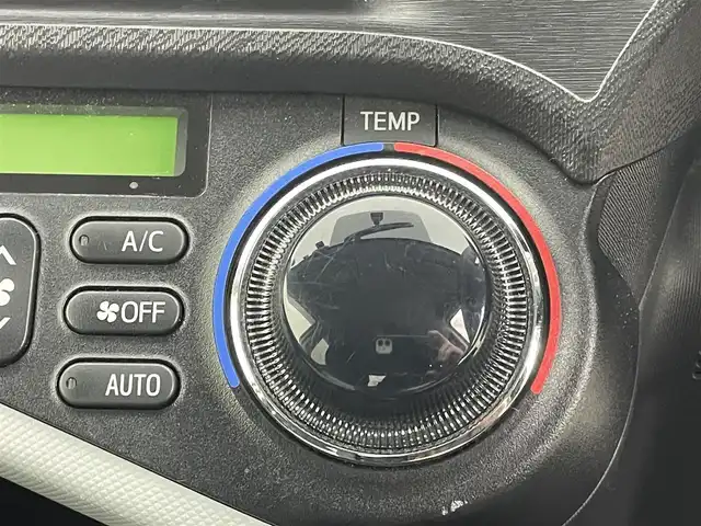 トヨタ アクア S 熊本県 2013(平25)年 8.2万km シルバーM 禁煙車　/純正ナビNSCP-W62（ＢＴ・ワンセグ・ＳＤ・AM・FM）/バックカメラ　/社外前後ドライブレコーダー　/ＥＴＣ　/横滑り防止　/純正フロアマット　/電動格納ミラー　/パワーステアリング　/パワーウインドウ　/オートライト/スマートキー/プッシュスタート