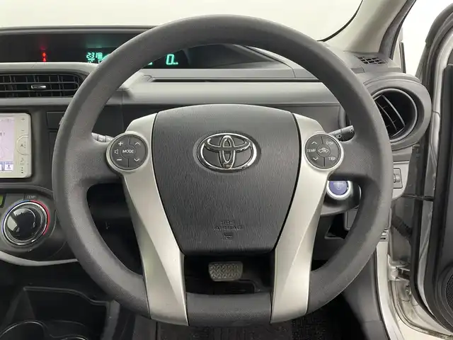 トヨタ アクア S 熊本県 2013(平25)年 8.2万km シルバーM 禁煙車　/純正ナビNSCP-W62（ＢＴ・ワンセグ・ＳＤ・AM・FM）/バックカメラ　/社外前後ドライブレコーダー　/ＥＴＣ　/横滑り防止　/純正フロアマット　/電動格納ミラー　/パワーステアリング　/パワーウインドウ　/オートライト/スマートキー/プッシュスタート