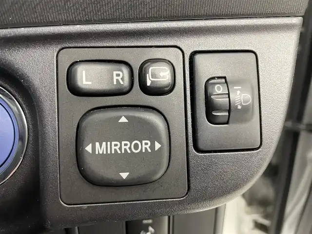 トヨタ アクア S 熊本県 2013(平25)年 8.2万km シルバーM 禁煙車　/純正ナビNSCP-W62（ＢＴ・ワンセグ・ＳＤ・AM・FM）/バックカメラ　/社外前後ドライブレコーダー　/ＥＴＣ　/横滑り防止　/純正フロアマット　/電動格納ミラー　/パワーステアリング　/パワーウインドウ　/オートライト/スマートキー/プッシュスタート