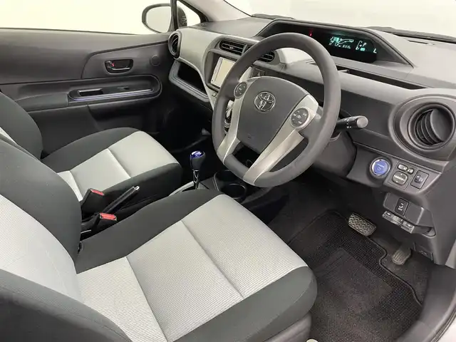 トヨタ アクア S 熊本県 2013(平25)年 8.2万km シルバーM 禁煙車　/純正ナビNSCP-W62（ＢＴ・ワンセグ・ＳＤ・AM・FM）/バックカメラ　/社外前後ドライブレコーダー　/ＥＴＣ　/横滑り防止　/純正フロアマット　/電動格納ミラー　/パワーステアリング　/パワーウインドウ　/オートライト/スマートキー/プッシュスタート