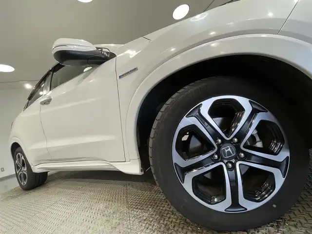 ホンダ ヴェゼル ハイブリッド Z ホンダセンシング 愛知県 2018(平30)年 5.1万km プラチナホワイトパール ワンオーナー/純正7型インターナビ/（Bluetooth/フルセグTV/SD/HDMI/CD・DVD再生/iPod/AUX/USB)/バックカメラ/ホンダセンシング/　　-衝突軽減ブレーキ（CMBS)/　　-路線逸脱抑制システム/　　-先行車発進お知らせ/　　-アダプティブクルーズコントロール/　　-誤発進抑制機能/前席シートヒーター/ビルトインETC/LEDヘッドライト/LEDフォグ/オートブレーキホールド機能/ルーフレール/プッシュスタート/　　-スマートキー/ハーフレザーシート/純正フロアマット/純正17インチAW