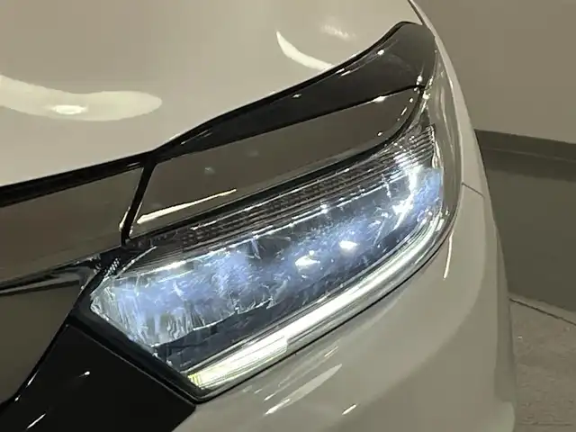 ホンダ ヴェゼル ハイブリッド Z ホンダセンシング 愛知県 2018(平30)年 5.1万km プラチナホワイトパール ワンオーナー/純正7型インターナビ/（Bluetooth/フルセグTV/SD/HDMI/CD・DVD再生/iPod/AUX/USB)/バックカメラ/ホンダセンシング/　　-衝突軽減ブレーキ（CMBS)/　　-路線逸脱抑制システム/　　-先行車発進お知らせ/　　-アダプティブクルーズコントロール/　　-誤発進抑制機能/前席シートヒーター/ビルトインETC/LEDヘッドライト/LEDフォグ/オートブレーキホールド機能/ルーフレール/プッシュスタート/　　-スマートキー/ハーフレザーシート/純正フロアマット/純正17インチAW