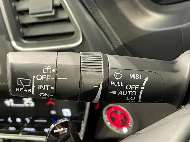 ホンダ ヴェゼル ハイブリッド Z ホンダセンシング 愛知県 2018(平30)年 5.1万km プラチナホワイトパール ワンオーナー/純正7型インターナビ/（Bluetooth/フルセグTV/SD/HDMI/CD・DVD再生/iPod/AUX/USB)/バックカメラ/ホンダセンシング/　　-衝突軽減ブレーキ（CMBS)/　　-路線逸脱抑制システム/　　-先行車発進お知らせ/　　-アダプティブクルーズコントロール/　　-誤発進抑制機能/前席シートヒーター/ビルトインETC/LEDヘッドライト/LEDフォグ/オートブレーキホールド機能/ルーフレール/プッシュスタート/　　-スマートキー/ハーフレザーシート/純正フロアマット/純正17インチAW