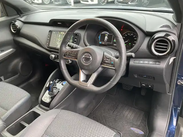日産 キックス X 千葉県 2021(令3)年 5.2万km ダークブルー 純正9インチナビ/(AM/FM/SD/DVD/BT/TV)/アラウンドビューモニター/プロパイロット/ハーフレザーシート/ナビ連動ドライブレコーダー/ブラインドスポットモニター/衝突被害軽減システム/クルーズコントロール/フォグランプ/オートライト/ウィンカーミラー/電動格納ミラー/純正17インチAW/シートヒーター/シートリフター/ステアリングヒーター/プッシュスタート/スマートキー/フロアマット/スペアキー/取扱説明書/保証書/横滑り防止装置/ETC/LEDヘッドライト