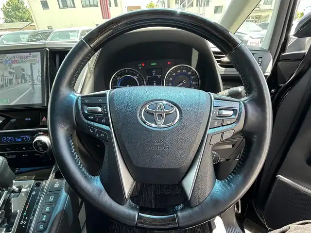 トヨタ アルファードハイブリット SR Cパッケージ 富山県 2017(平29)年 3.6万km ブラック 4WD/ワンオーナー/ツインムーンルーフ/純正10型ナビ(BT/CD/DVD)/フルセグTV/パワースライドドア(両側)/パワーバックドア/バックカメラ/ビルトインETC2.0/純正ドライブレコーダー/純正12型後席ディスプレイ/レーダークルーズコントロール/インテリジェントクリアランスソナー/プリクラッシュセーフティシステム/ビークルスタビリティコントロール/ブラック加飾LEDヘッドランプ/オートマチックハイビーム/デュアルオートエアコン/木目調/革巻きコンビステアリング/ステアリングヒーター/ブラック革シート/前席パワーシート/快適温熱シート/2列目エグゼクティブパワーシート/運転席ポジションメモリー/助手席パワーオットマン/純正17インチアルミホイール/スマートエントリー/プッシュスタートシステム/ウェルカムパワースライドドア機能/保証書/取扱説明書