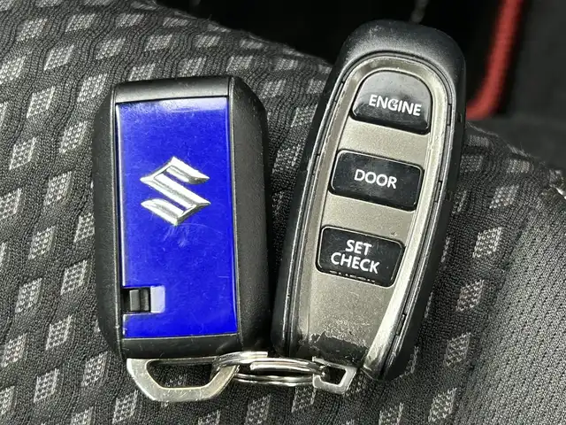 スズキ スイフト HYBRID RS 道央・札幌 2018(平30)年 6.5万km プレミアムシルバーメタリック ・４WD/・カロッツェリアDA（FH-8500DVS）/　CD/DVD/BT/　ステアリングスイッチ非連動/・カロッツェリア サブウーファー/・JBLクロスオーバーネットワーク/・バックカメラ/・ビルトインETC/・外エンジンスターター/・外ドライブレコーダー前方/・外LEDルームランプ（車種専用品）/・外足回り/・外パドルシフト/・シートヒーター（D+N）/・オートライト/・LEDヘッドライト/・前後フォグランプ/・ドアミラーウィンカー/・ミラーヒーター/・ドアバイザー/・フロアマット/・プッシュスタート/・スマートキー