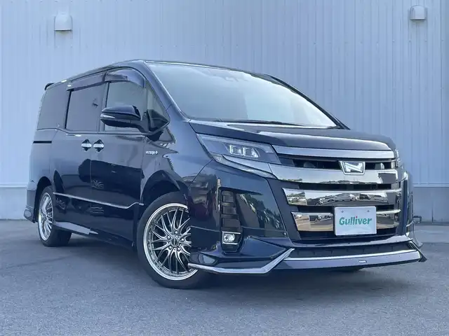 トヨタ ノア ハイブリッド Si ダブルバイビー 愛媛県 2018(平30)年 5.3万km ブラッキッシュアゲハガラスフレーク ワンオーナー/モデリスタエアロ/純正SDナビ【NSZN-Z61T】/(DVD/フルセグTV/Bluetooth/USB/MSV)/バックカメラ/フリップダウンモニター/両側パワースライドドア/TOYOTA Safety Sense/・レーダークルーズ コントロール/・プリクラッシュセーフティ/・レーントレーシングアシスト/・レーンディパーチャーアラート/・ロードサインアシスト/・先行車発進告知機能/・オートマチックハイビーム/前方ドライブレコーダー/ハーフレザーシート/前席シートヒーター/横滑り防止機能/スマートキー2個/プッシュスタート/LEDヘッドライト/ビルトインETC/新車時保証書/取扱説明書
