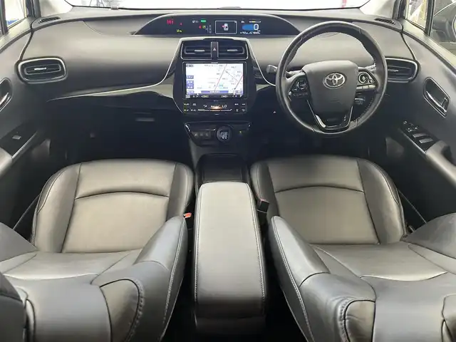 トヨタ プリウス Sツーリングセレクション 滋賀県 2020(令2)年 6.7万km アティチュードブラックマイカ 純正９インチナビ/CD/DVD/Bluetooth/フルセグテレビ/パノラミックビューモニター/セーフティセンス/・プリクラッシュセーフティ/・レーントレーシングアシスト/・オートハイビーム/・レーダークルーズコントロール/・ロードサインアシスト/・先行車発進告知機能/インテリジェントクリアランスソナー/LEDヘッドライト/フォグランプ/オートライト/合皮シート/D/N席シートヒーター/ビルトインETC/AC100V/プッシュスタート /スマートキー