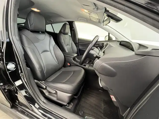 トヨタ プリウス Sツーリングセレクション 滋賀県 2020(令2)年 6.7万km アティチュードブラックマイカ 純正９インチナビ/CD/DVD/Bluetooth/フルセグテレビ/パノラミックビューモニター/セーフティセンス/・プリクラッシュセーフティ/・レーントレーシングアシスト/・オートハイビーム/・レーダークルーズコントロール/・ロードサインアシスト/・先行車発進告知機能/インテリジェントクリアランスソナー/LEDヘッドライト/フォグランプ/オートライト/合皮シート/D/N席シートヒーター/ビルトインETC/AC100V/プッシュスタート /スマートキー