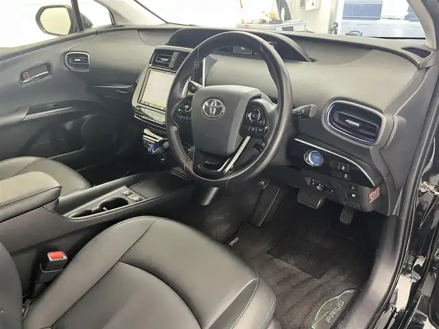 トヨタ プリウス Sツーリングセレクション 滋賀県 2020(令2)年 6.7万km アティチュードブラックマイカ 純正９インチナビ/CD/DVD/Bluetooth/フルセグテレビ/パノラミックビューモニター/セーフティセンス/・プリクラッシュセーフティ/・レーントレーシングアシスト/・オートハイビーム/・レーダークルーズコントロール/・ロードサインアシスト/・先行車発進告知機能/インテリジェントクリアランスソナー/LEDヘッドライト/フォグランプ/オートライト/合皮シート/D/N席シートヒーター/ビルトインETC/AC100V/プッシュスタート /スマートキー