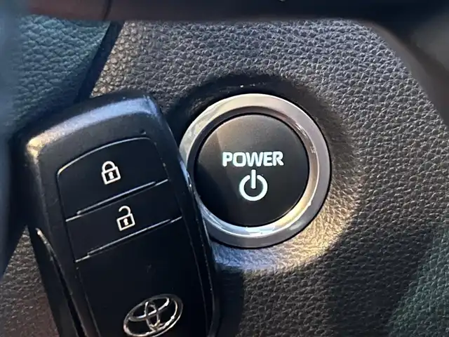 トヨタ カローラツーリング ハイブリッド G 栃木県 2024(令6)年 2万km アティチュードブラックマイカ トヨタセーフティセンス/・プリクラッシュセーフティ/・レーントレーシングアシスト/・レーンディパーチャーアラート/・レーダークルーズコントロール/・オートマチックハイビーム/・ロードサインアシスト/・ドライバー異常時対応システム/・プロアクティブドライビングアシスト/・発進遅れ告知機能/・パーキングサポートブレーキ/・バックガイドモニター/・クリアランスソナー/純正8インチディスプレイオーディオ/・フルセグTV/・BT/USB/AM.FM/・Applecarplay/Androidauto/ビルトインETC/革巻きステアリング/ステアリングスイッチ/電動パーキングブレーキ/オートホールド/タイプCポート/スマートキー/プッシュスタート/LEDヘッドライト/オートライト/フロアマット/横滑り防止システム/電動格納ウィンカーミラー