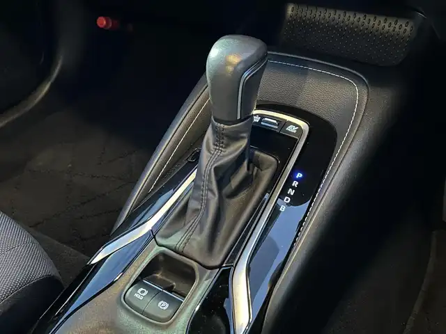 トヨタ カローラツーリング ハイブリッド G 栃木県 2024(令6)年 2万km アティチュードブラックマイカ トヨタセーフティセンス/・プリクラッシュセーフティ/・レーントレーシングアシスト/・レーンディパーチャーアラート/・レーダークルーズコントロール/・オートマチックハイビーム/・ロードサインアシスト/・ドライバー異常時対応システム/・プロアクティブドライビングアシスト/・発進遅れ告知機能/・パーキングサポートブレーキ/・バックガイドモニター/・クリアランスソナー/純正8インチディスプレイオーディオ/・フルセグTV/・BT/USB/AM.FM/・Applecarplay/Androidauto/ビルトインETC/革巻きステアリング/ステアリングスイッチ/電動パーキングブレーキ/オートホールド/タイプCポート/スマートキー/プッシュスタート/LEDヘッドライト/オートライト/フロアマット/横滑り防止システム/電動格納ウィンカーミラー