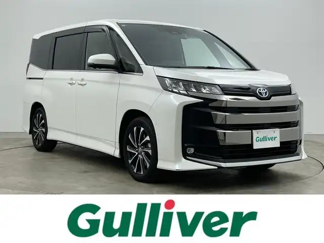 トヨタ ノア ハイブリッド S－Z 岡山県 2024(令6)年 0.9万km ホワイトパールクリスタルシャイン ワンオーナー/パノラミックビューモニター/ユニバーサルステップ/デジタルインナーミラー/ブラインドスポットモニター/ヘッドアップディスプレイ/ビルトインETC2.0/純正7インチディスプレイオーディオ/DVD/CD/地デジ/カープレイ/USB/トヨタセーフティセンス/前後ドラレコ/コーナーセンサー/シートヒーター/ハーフレザーシート（合皮）/両側パワースライドドア/オートハイビーム/レーダークルーズコントロール/AC100V/純正フロアマット