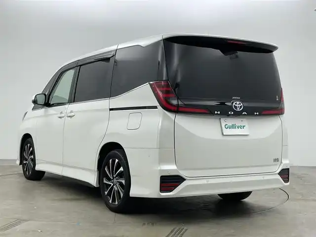 トヨタ ノア ハイブリッド S－Z 岡山県 2024(令6)年 0.9万km ホワイトパールクリスタルシャイン ワンオーナー/パノラミックビューモニター/ユニバーサルステップ/デジタルインナーミラー/ブラインドスポットモニター/ヘッドアップディスプレイ/ビルトインETC2.0/純正7インチディスプレイオーディオ/DVD/CD/地デジ/カープレイ/USB/トヨタセーフティセンス/前後ドラレコ/コーナーセンサー/シートヒーター/ハーフレザーシート（合皮）/両側パワースライドドア/オートハイビーム/レーダークルーズコントロール/AC100V/純正フロアマット