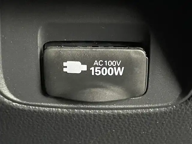 トヨタ ノア ハイブリッド S－Z 岡山県 2024(令6)年 0.9万km ホワイトパールクリスタルシャイン ワンオーナー/パノラミックビューモニター/ユニバーサルステップ/デジタルインナーミラー/ブラインドスポットモニター/ヘッドアップディスプレイ/ビルトインETC2.0/純正7インチディスプレイオーディオ/DVD/CD/地デジ/カープレイ/USB/トヨタセーフティセンス/前後ドラレコ/コーナーセンサー/シートヒーター/ハーフレザーシート（合皮）/両側パワースライドドア/オートハイビーム/レーダークルーズコントロール/AC100V/純正フロアマット