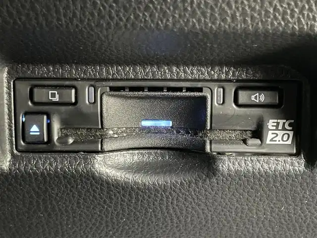 トヨタ ノア ハイブリッド S－Z 岡山県 2024(令6)年 0.9万km ホワイトパールクリスタルシャイン ワンオーナー/パノラミックビューモニター/ユニバーサルステップ/デジタルインナーミラー/ブラインドスポットモニター/ヘッドアップディスプレイ/ビルトインETC2.0/純正7インチディスプレイオーディオ/DVD/CD/地デジ/カープレイ/USB/トヨタセーフティセンス/前後ドラレコ/コーナーセンサー/シートヒーター/ハーフレザーシート（合皮）/両側パワースライドドア/オートハイビーム/レーダークルーズコントロール/AC100V/純正フロアマット